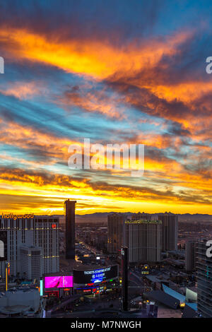 Las Vegas, Nevarda, 12 marzo 2018. Meteo, Pre alba i colori del cielo si affaccia su Planet Hollywood e Harmond modo con la previsione di essere 73 degs oggi . Credito: Keith J Smith./Alamy Live News Foto Stock