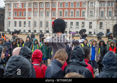 La Sfilata delle Guardie a Cavallo, Londra, Regno Unito. Il 12 marzo 2018. Cantare per il Commonwealth! La banda delle guardie di Coldstream accompagnare 400 membri del Commonwealth coro dei bambini in un musical celebrazione della Giornata del Commonwealth 2018. Una prima mondiale le prestazioni di una nuova composizione è giocato, "per essere un amico", dedicata a Sua Maestà la Regina e la marcatura dei capi di governo del Commonwealth riuniti (CHOGM) che si terrà a Londra nel mese di aprile 2018. Credito: Malcolm Park/Alamy Live News. Foto Stock