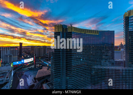 Las Vegas, Nevarda, 12 marzo 2018. Meteo, Pre alba i colori del cielo si affaccia su Planet Hollywood e Harmond modo in distanza con aria Resort in primo piano, con la previsione di essere 73 degs e soleggiata di oggi. Credito: Keith J Smith./Alamy Live News Foto Stock