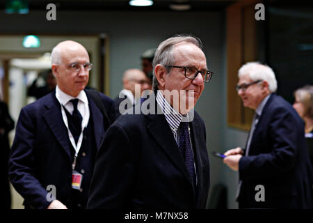 Bruxelles, Belgio. Xii marzo, 2018. Ministro italiano delle Finanze Pier Carlo Padoan arriva per una riunione dell'eurogruppo presso la Ue edificio del Consiglio a Bruxelles il lunedì, 12 marzo 2018. Alexandros Michailidis/Alamy Live News Foto Stock