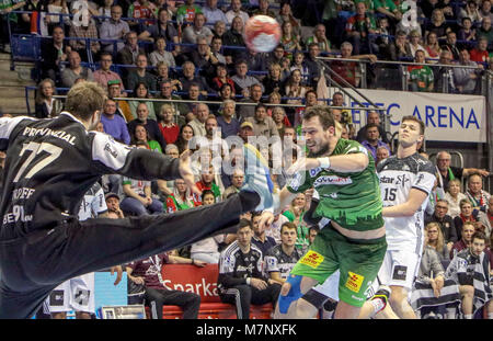 11 marzo 2018, Germania, Magdeburg: pallamano, Bundesliga, SC Magdeburg vs. THW Kiel: Magdeburgo's Mads Christiansen in azione contro di Kiel il portiere Andreas Wolff. Kiel Christian Diesinger sulla destra. Foto: Peter Förster/dpa-Zentralbild/dpa Foto Stock