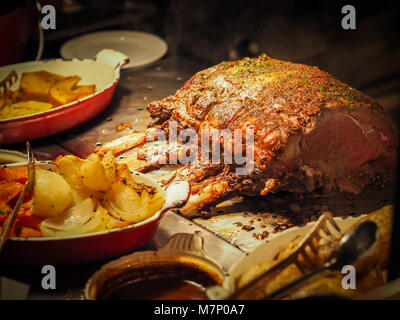 Arrosto di prime nervature, raro medie Costolette alla griglia Foto Stock