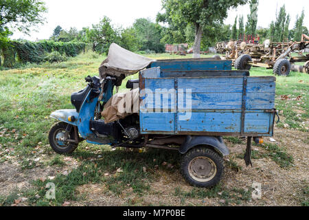 Scooter ant. Il vecchio motore sovietico di scooter a tre ruote con un carrello. Sovietica triciclo cargo scooter Muravey Ant Foto Stock