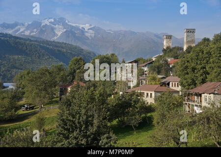 Storica Torre ospita stand in mezzo alle più moderne case su una collina a Mestia, Svaneti regione delle montagne del Caucaso, Georgia Foto Stock