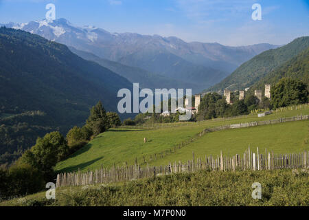 Storica Torre ospita stand in mezzo alle più moderne case su una collina a Mestia, Svaneti regione delle montagne del Caucaso, Georgia Foto Stock