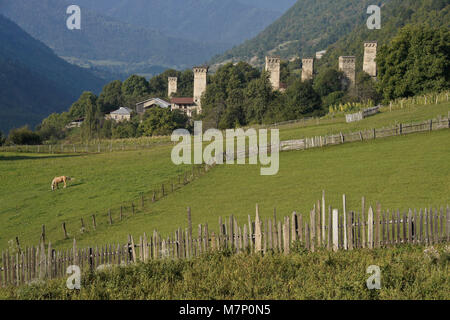 Storica Torre ospita stand in mezzo alle più moderne case su una collina a Mestia, Svaneti regione delle montagne del Caucaso, Georgia Foto Stock