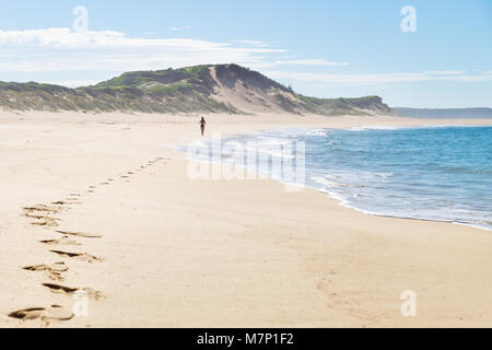 Femminile presso la spiaggia di Peterborough presso la Great Ocean Road, Victoria, Australia Foto Stock