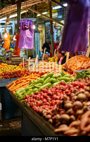 Frutta, olive e cereali in vendita presso il Carmelo aperto il mercato alimentare di tel aviv, Israele Foto Stock