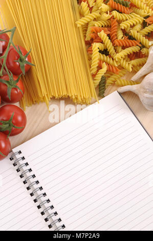 Selezione della lingua italiana gli spaghetti e la pasta con il fustellato ricettario o cookbook. Spazio per la copia. Foto Stock