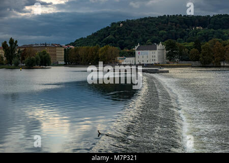 Che scorre veloce weir sul fiume Moldava vicino al Ponte di Carlo a Praga. Prese al tramonto Foto Stock