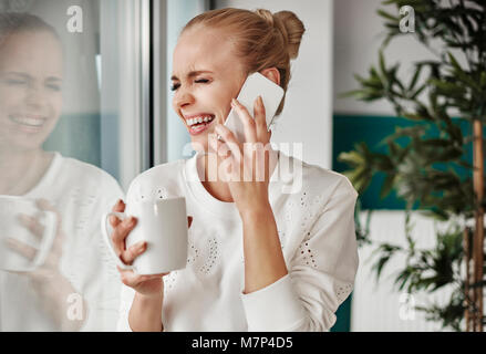 Felice imprenditrice durante una breve vacanza Foto Stock