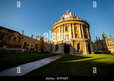 Radcliffe Camera è un edificio dell'Università di Oxford, Inghilterra, progettato da James Gibbs in stile neo-classico e costruita nel 1737-49 per alloggiare il Radclif Foto Stock