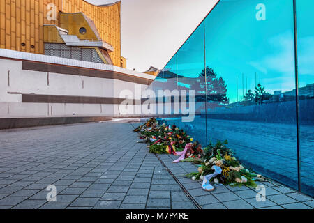 Berlino, Mitte. Vetro blu Memoriale del Muro nella parte anteriore della Filarmonica di Berlino Concert Hall. Monumento ai disabili vittime della persecuzione nazista Foto Stock