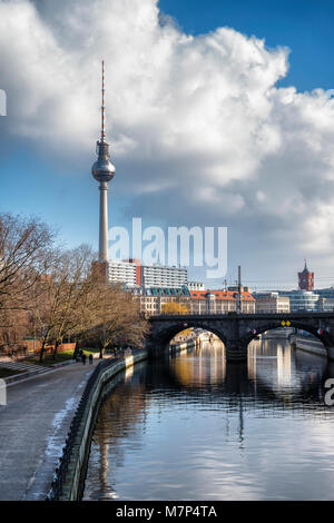 Berlin Mitte Spree vista fiume con la torre della televisione, Ponte di Monbijou,edifici di appartamenti & riverside percorso Foto Stock