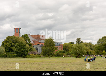 L'RSC Il Royal Shakespear Theatre di Stratford on Avon come visto da tutte le amministrazioni locali del parco pubblico di massa di ricreazione con una famiglia picnic in Foto Stock