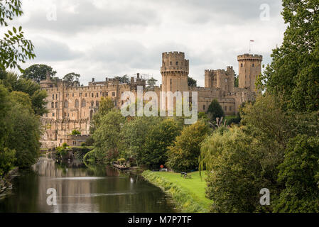 La splendida vista comune del sud est gli angoli del famoso Castello di Warwick lungo il fiume Avon in Warwick Warwickshire. Foto Stock