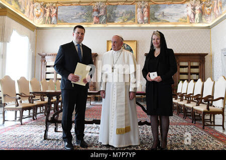 Papa Francesco incontra il Primo Ministro dell'Estonia Juri Ratas e sua moglie Karin durante una udienza privata in Vaticano. Dove: Città del Vaticano, vaticano santa sede quando: 09 Feb 2018 Credit: IPA/WENN.com * * disponibile solo per la pubblicazione in UK, USA, Germania, Austria** Foto Stock