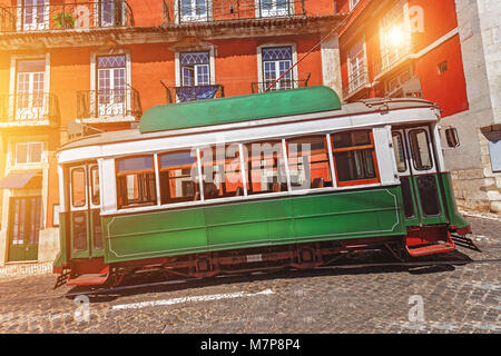 Vecchio tram sul Lisabon Street, Portogallo. Foto Stock