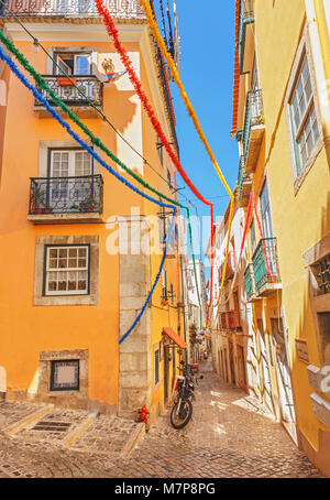 Vecchia strada e edificio del centro storico di Alfama a Lisbona, Portogallo Foto Stock