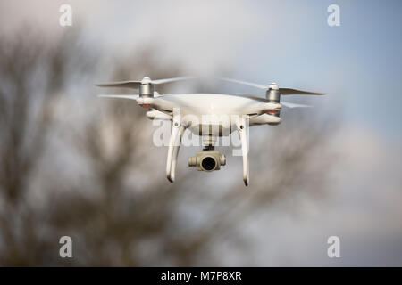 DJI Phantom 4 Pro drone battenti. Foto Stock