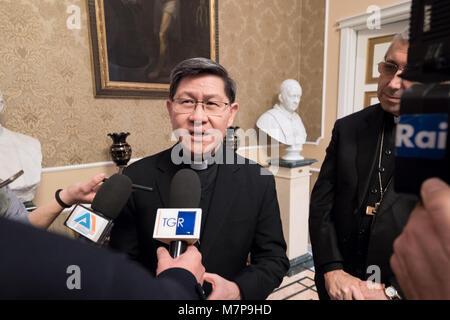 Il Cardinale Luis Antonio Tagle, Arcivescovo di Manila e presidente di Caritas Internationalis durante la conferenza stampa per la cerimonia di inaugurazione della Casa della Speranza, presso la stazione ferroviaria di Rossano, Italia. Dotato di: Luis Antonio Tagle dove: Rossano, Calabria, Italia Quando: 07 Feb 2018 Credit: IPA/WENN.com * * disponibile solo per la pubblicazione in UK, USA, Germania, Austria, Svizzera** Foto Stock