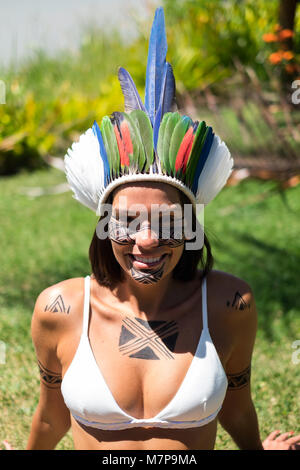 Bella giovani indigeni Pataxo donna a Bahia, Brasile Foto Stock