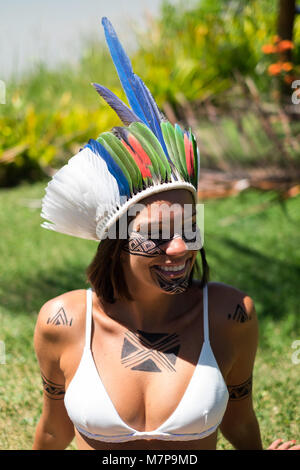 Bella giovani indigeni Pataxo donna a Bahia, Brasile Foto Stock