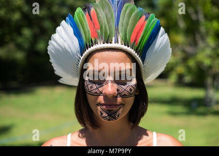 Bella giovani indigeni Pataxo donna a Bahia, Brasile Foto Stock