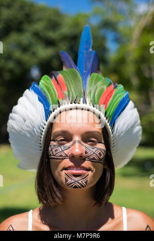 Bella giovani indigeni Pataxo donna a Bahia, Brasile Foto Stock