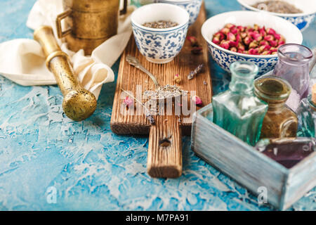 Assortimento di asciugare le erbe medicinali rose boccioli e lavanda in ciotole. Foto Stock