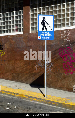 Persona cieca segno di attraversamento in spagnolo accanto al passaggio pedonale, La Paz, Bolivia Foto Stock