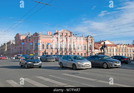 Il trasporto urbano sulla Nevsky Avenue vicino al Ponte Anichkov con il domatore dei cavalli da Peter Klodt. Sullo sfondo è Beloselsky-Belozersky Palace Foto Stock