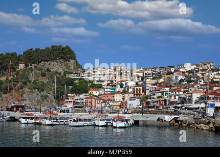 Castello sulla collina e vecchi edifici colorati Parga Grecia Foto Stock