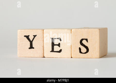 Sì parola scritta in blocchi di legno Foto Stock