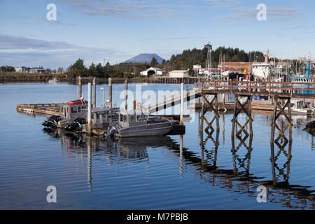 Sitka, Alaska: Pesca barche ormeggiate nel porto di Sitka. La distanza è il monte Edgecumbe sulla vicina isola di Kruzof. Foto Stock