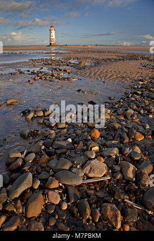 Punto abbandonati di Ayr faro sulla spiaggia Talacre con pietre, conchiglie e una piscina a bassa marea, costa del Galles Settentrionale Foto Stock