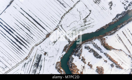 Vista aerea riverbend passando coperta di neve i campi. Foto Stock