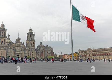 La bandiera nazionale del Messico onde sopra la Città del Messico zocalo, una delle piazze più grandi del mondo circondato da architettura storica. Foto Stock