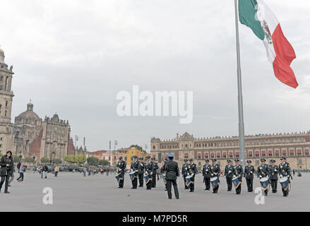 La Città del Messico la polizia ausiliaria band suona in Plaza de la Costituzione con la bandiera nazionale del Messico volare al di sopra. Foto Stock