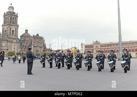 La Città del Messico la polizia ausiliaria band suona in un vasto centro storico zocalo con la Città del Messico la Cattedrale Metropolitana e il Palazzo Nazionale nel retro Foto Stock