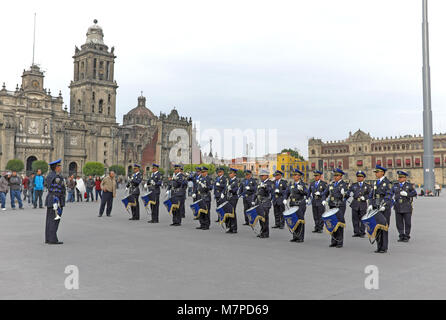 La Città del Messico la polizia ausiliaria band suona in un vasto centro storico zocalo con la Città del Messico la Cattedrale Metropolitana e il Palazzo Nazionale nel retro Foto Stock