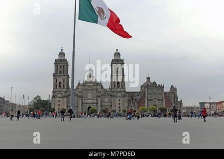 La vasta piazza Zocalo di Città del Messico contiene tesori architettonici compresa la Città del Messico Cattedrale Metropolitana come mostrato in background. Foto Stock