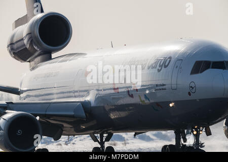 Novosibirsk, Russia - 14 Febbraio 2018: il McDonnell Douglas MD-11F della compagnia aerea tedesca Lufthansa Cargo sul piazzale dell aeroporto Tolmachevo Foto Stock