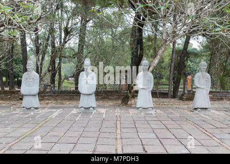 Statue di mandarini nel cortile d'onore di Tu Duc tomba complesso vicino a Hue in Vietnam Foto Stock