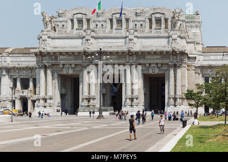 Milano, Italia - 12 Giugno 2017: persone davanti a Milano Centrale, la stazione ferroviaria centrale. Progettato da architetto Ulisse Stacchini, l edificio è stato Foto Stock