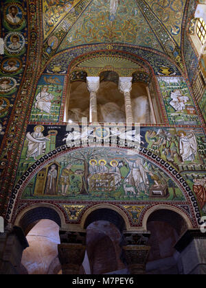 Ravenna, Italia - 15 Giugno 2017: i mosaici della Basilica di San Vitale. Costruito nel VI secolo, è uno dei più importanti esempi di primi cristiani da Foto Stock