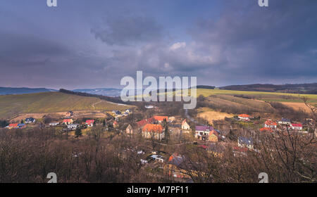 Panorama della piccola città Bolkow nella Bassa Slesia, Polonia, come si vede dalle mura del castello di Bolkow Foto Stock