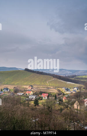 Vista dei sobborghi di Bolkow piccola cittadina della Bassa Slesia, Polonia, come si vede dalle mura del castello di Bolkow Foto Stock