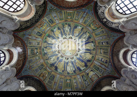 Ravenna, Italia - 15 Giugno 2017: soffitto mosaici del Battistero di Neon, il più antico monumento rimanenti nella città. Primi monumenti cristiani di R Foto Stock