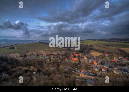 Vista dei sobborghi di Bolkow piccola cittadina della Bassa Slesia, Polonia, come si vede dalle mura del castello di Bolkow Foto Stock